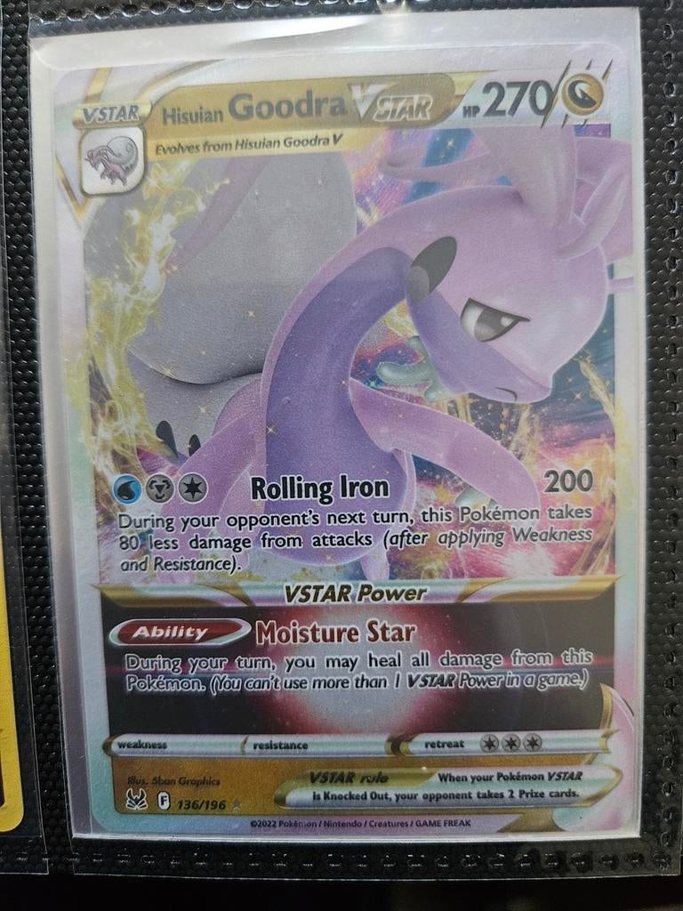 Pokemon Hisuian Goodra Vstar 136/196 Lost Origin, Ophalen of Verzenden, Zo goed als nieuw, Losse kaart, Foil