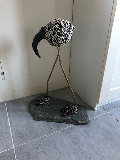 Kiwi van keramiek met metalen poten, Ophalen, 50 - 100 cm, Steen of Keramiek, Beeld