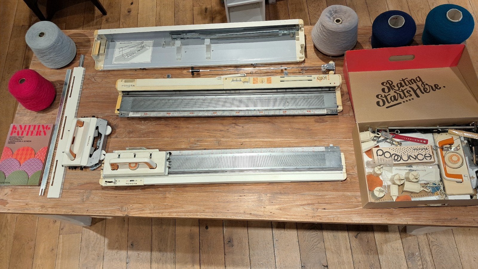 Toyota Dubbel Bed Breimachine met accessoires, wol en boek, Ophalen, Gebruikt, Naaimachine, Overige merken