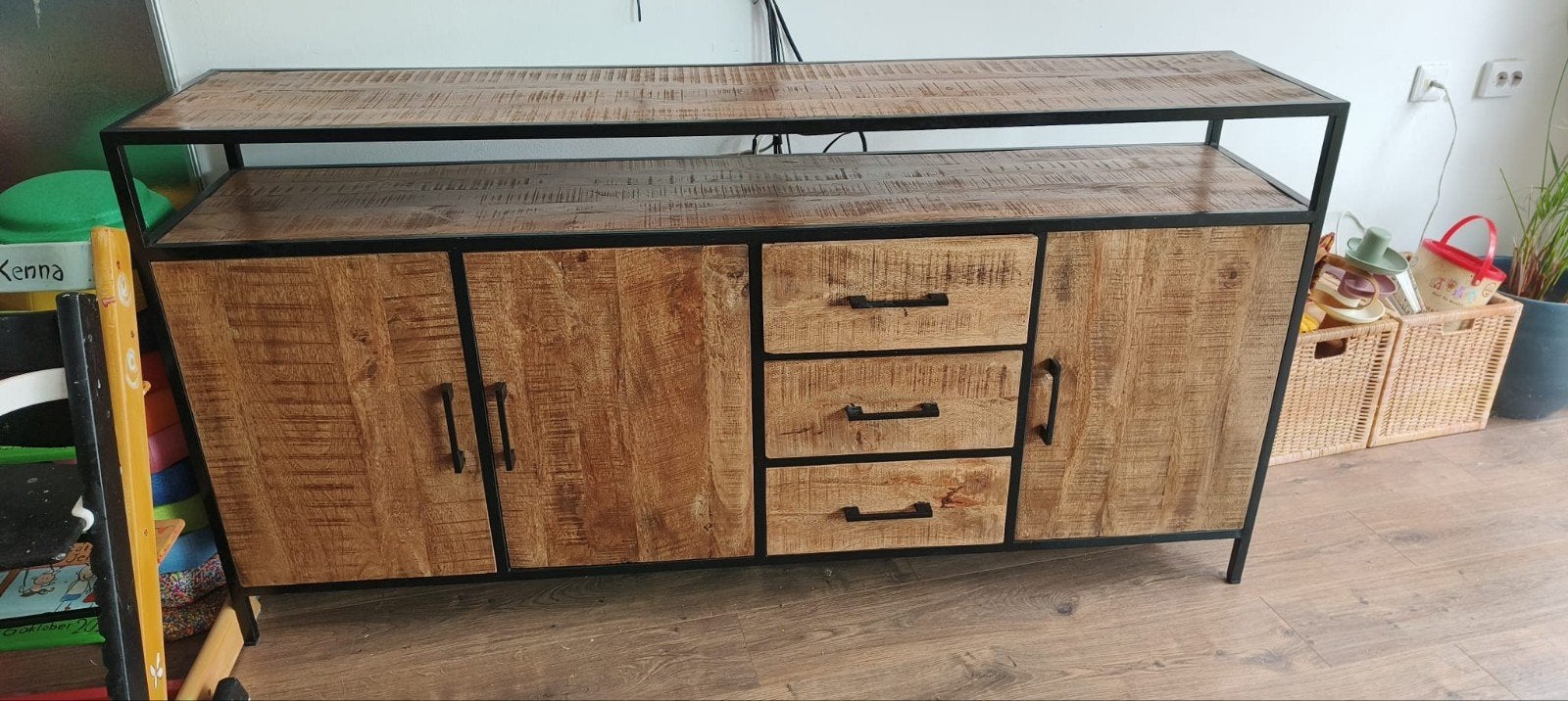 Dressoir/TV-meubel van mangohout en metaal, Huis en Inrichting, Met deur(en), 150 tot 200 cm, Zo goed als nieuw, Industrieel