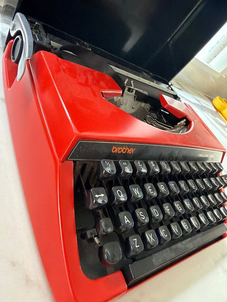 Vintage Brother Deluxe 220 Typemachine Rood + OG koffer, Diversen, Typemachines, Ophalen, Gebruikt