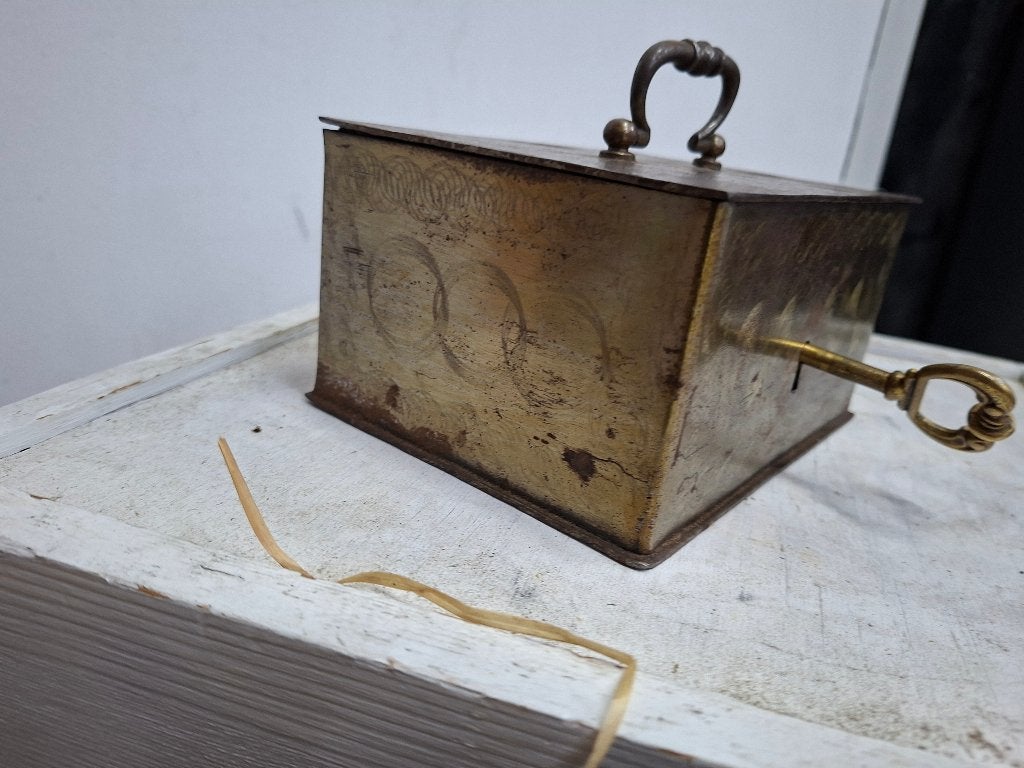 oude antieke zwaar geldkistje, Ophalen of Verzenden