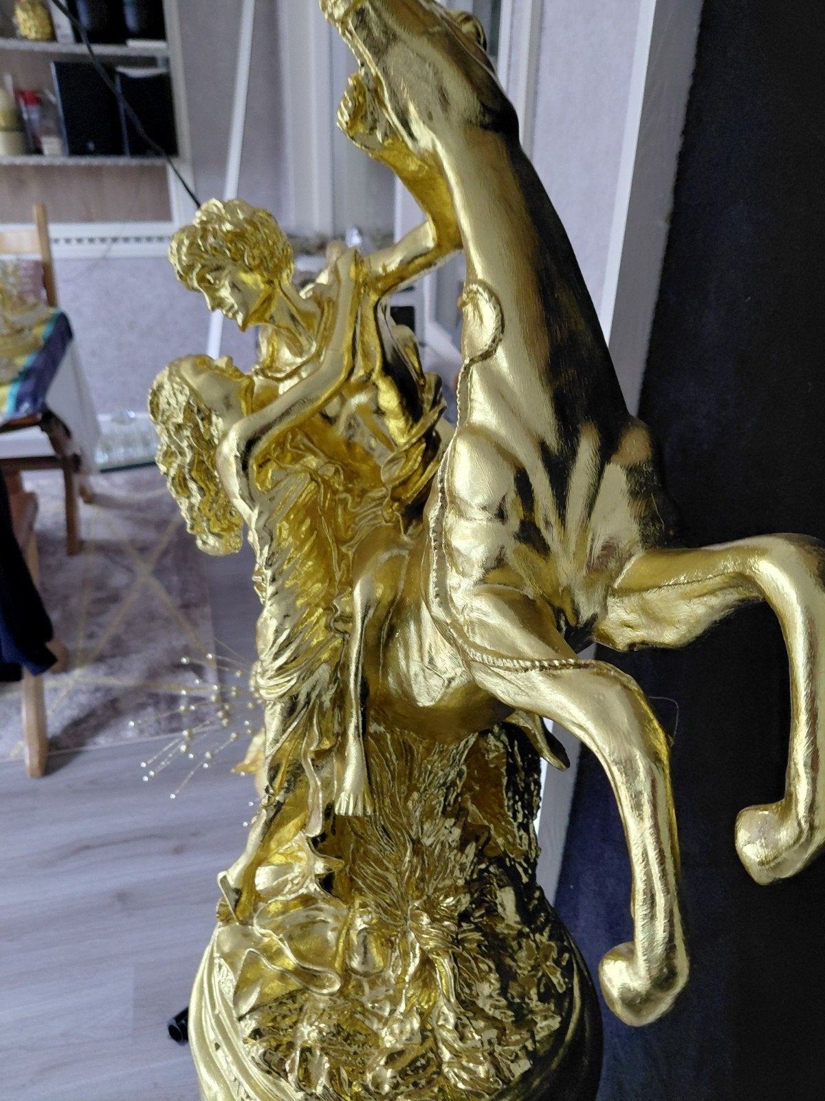 Gouden sculptuur van man en vrouw op paard, Ophalen of Verzenden, Nieuw