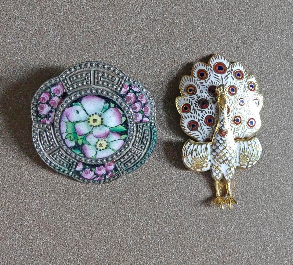 Vintage broches metaal emaille Siam zilver pauw bloemen, Sieraden, Tassen en Uiterlijk, 4 tot 7 cm, Gebruikt, Wit, Ophalen of Verzenden