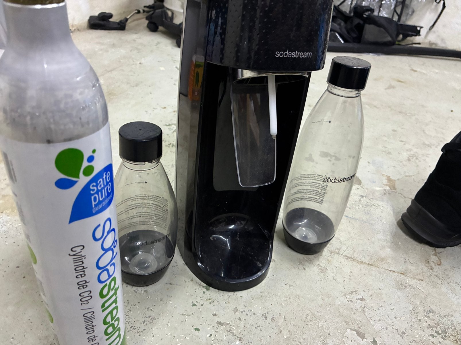 SodaStream Spirit + 2 volle CO₂-cilinders + 2 flessen, Ophalen of Verzenden, Zo goed als nieuw