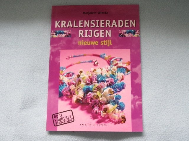 Kralensieraden rijgen nieuwe stijl - Marjolein Wierda NIEUW, Ophalen of Verzenden, Nieuw, Overige typen