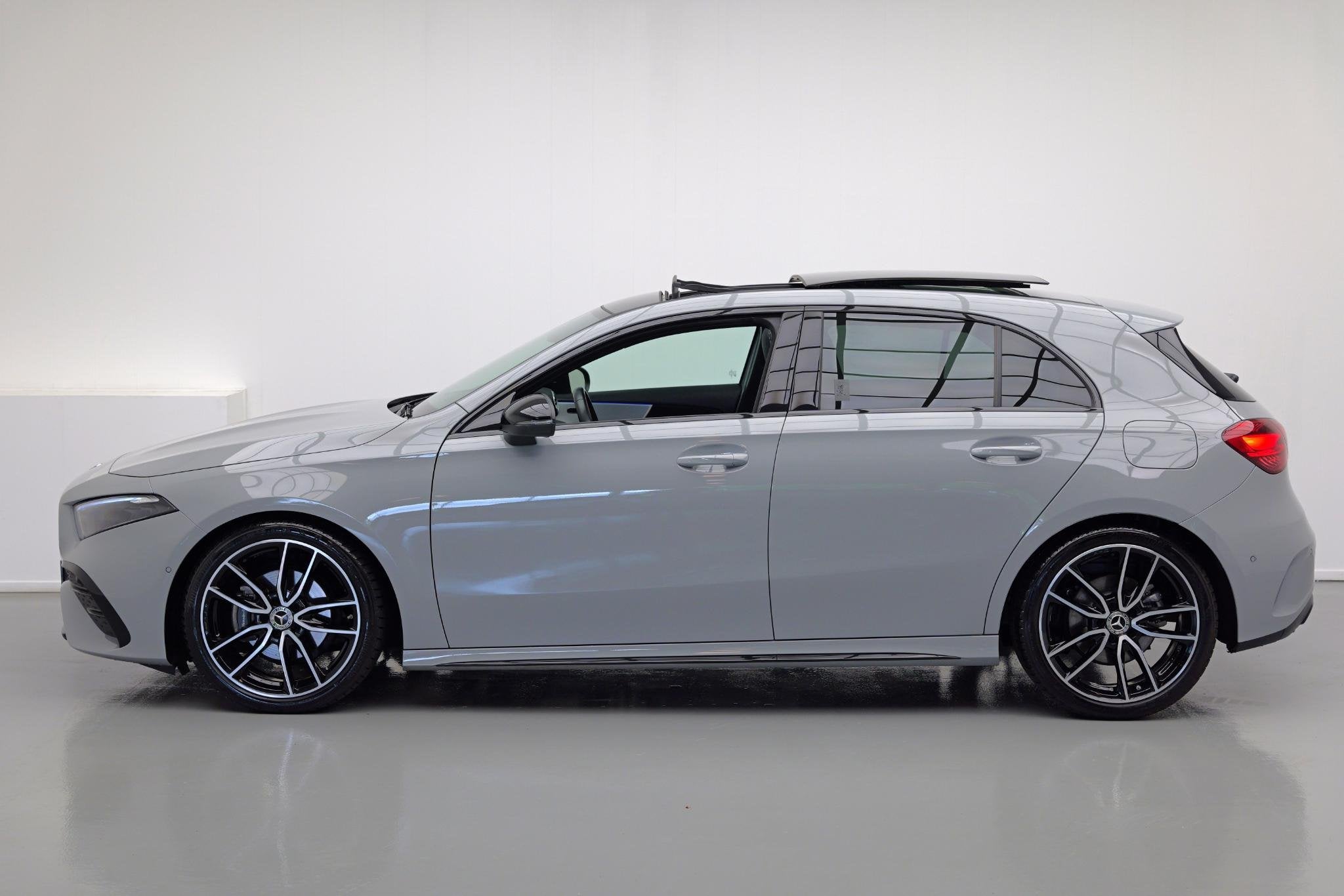 Mercedes-Benz A-klasse A200 AMG Line |Pano|AlpineGrau|Ambien, Auto's, Gebruikt, 4 cilinders, Bedrijf, Zilver of Grijs
