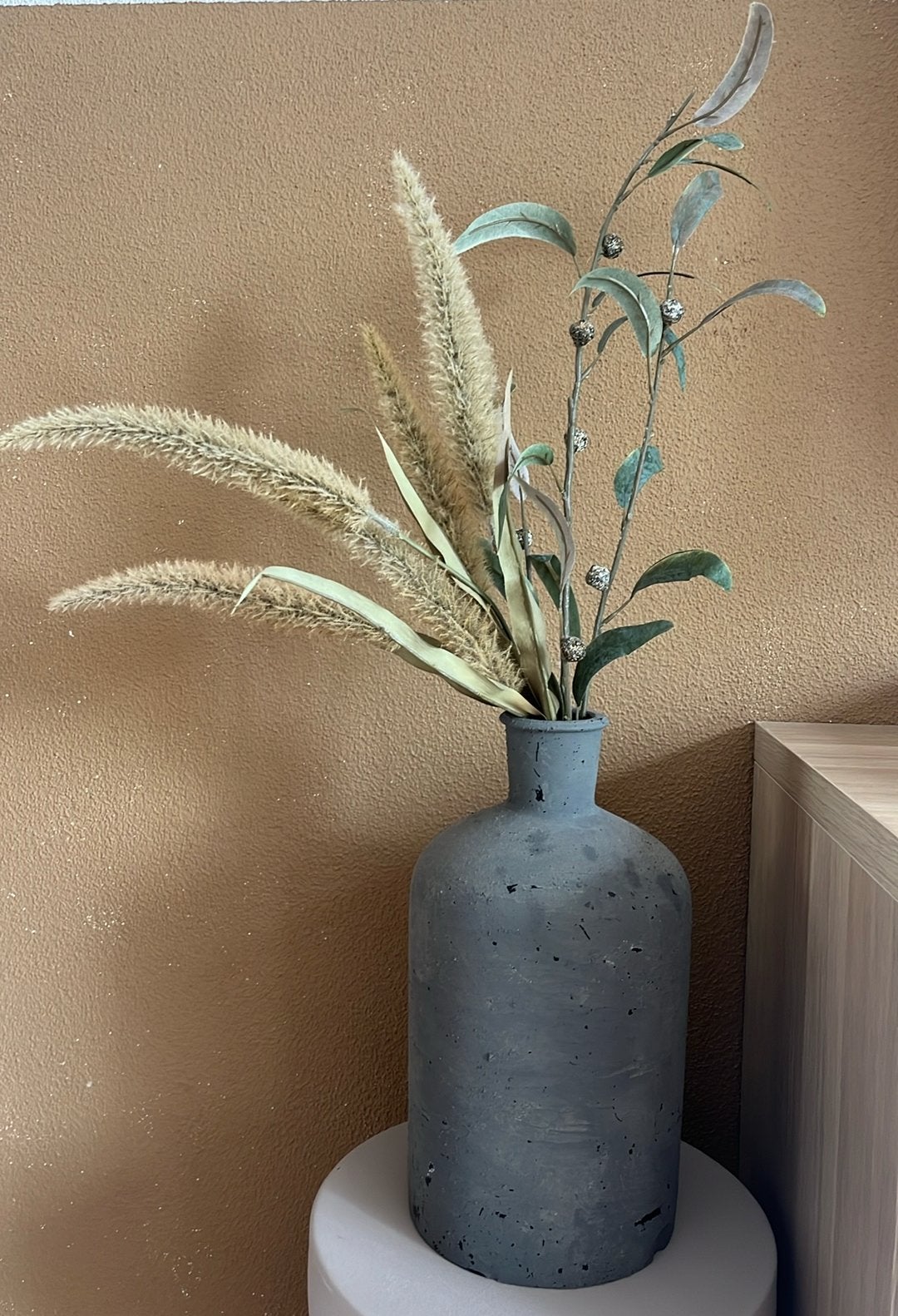 Grijs glazen vaas met kunst olijf takken en kunst pluimen, Overige kleuren, Ophalen of Verzenden, Minder dan 50 cm, Glas