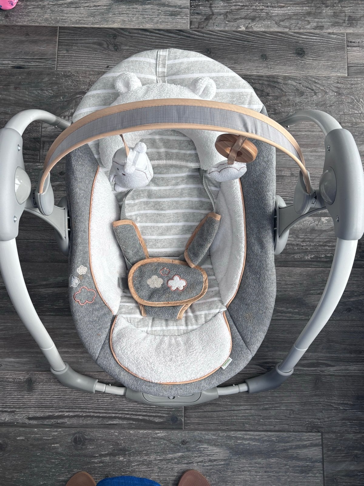 Ingenuity Babyschommel - Grijs/Wit met Muziek en Trillingen, Ophalen of Verzenden, Zo goed als nieuw