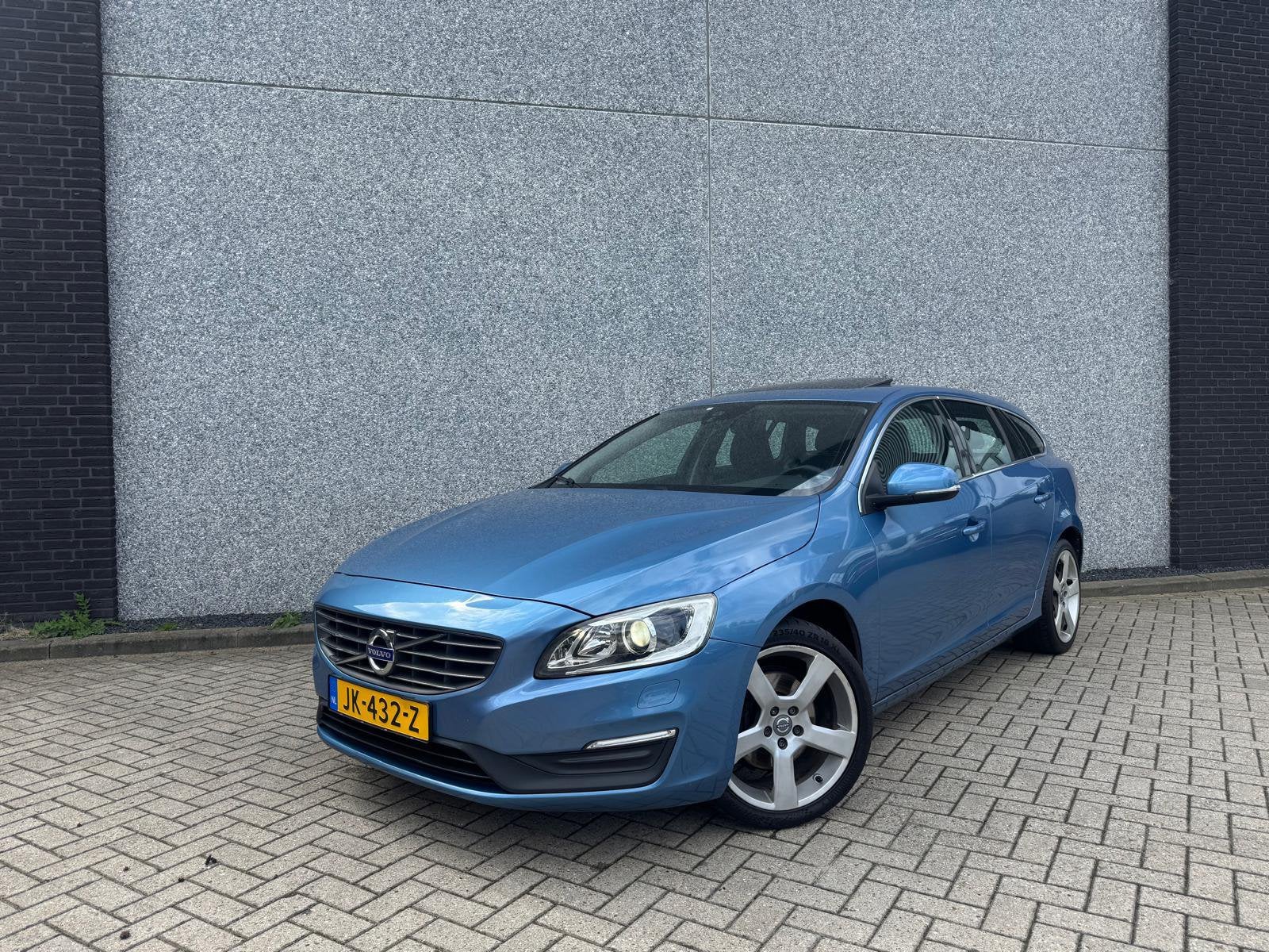 Zeer mooie Volvo V60 D3 150pk 2016 schuif/kantel, trekhaak, Voorwielaandrijving, 4 cilinders, 1969 cc, Blauw