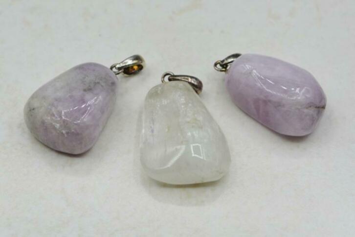 Kunziet hanger met zilver hangeroogje (01), Verzamelen, Mineralen en Fossielen, Ophalen of Verzenden, Mineraal