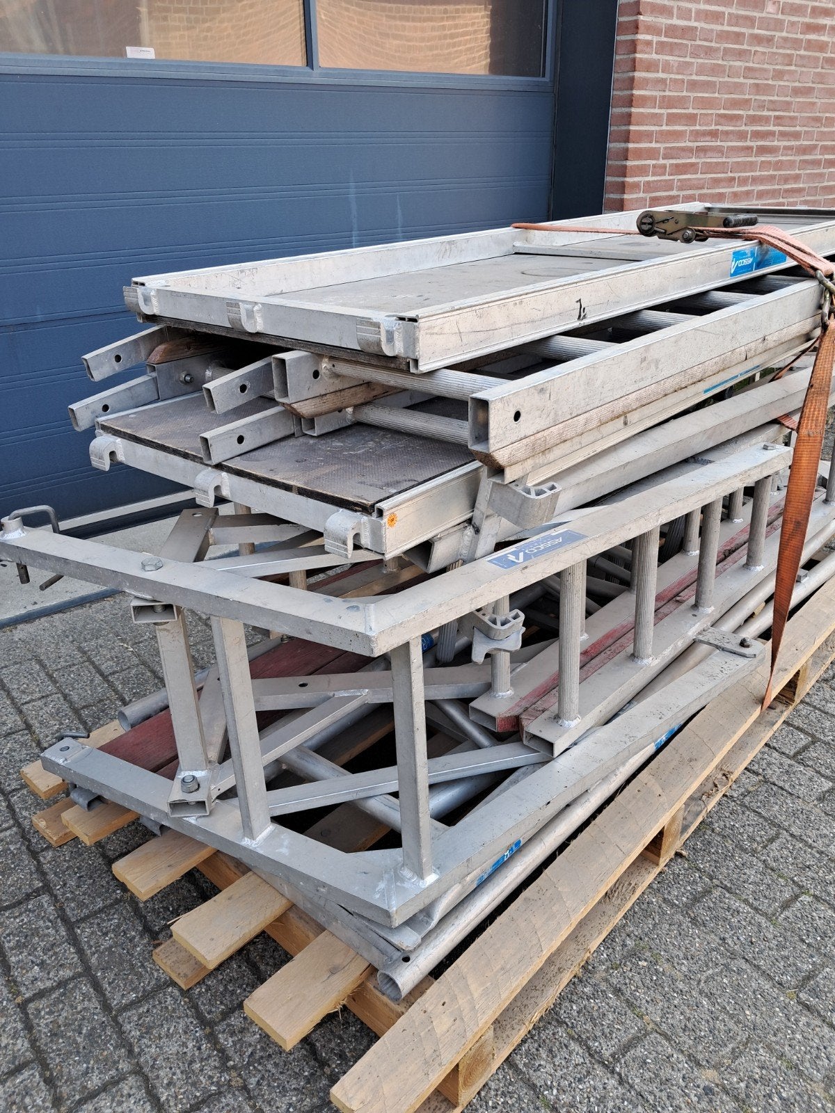 Daksteiger schoorsteen steiger Assco aluminium steiger, Ophalen, Rolsteiger of Kamersteiger, 5 meter of hoger