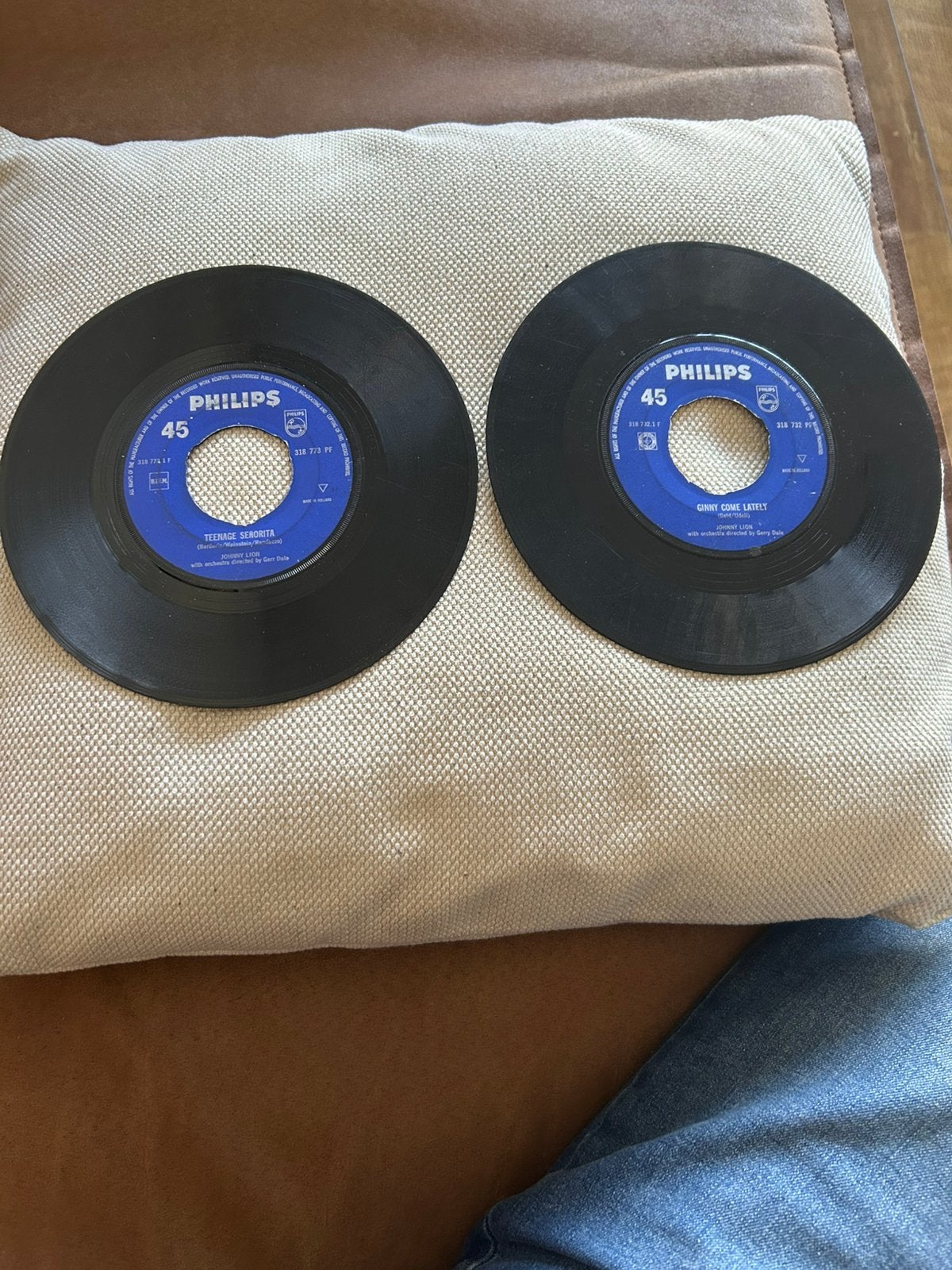 2 oude singles van JOHNNY LION—zie beschriving, Ophalen of Verzenden, Zo goed als nieuw, Overige formaten, Levenslied of Smartlap