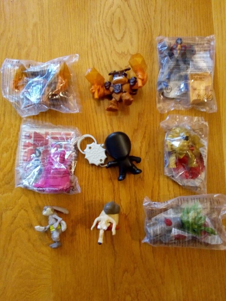 Blad 28 Mc Donalds Happy meal speeltjes Skylanders, Ophalen of Verzenden