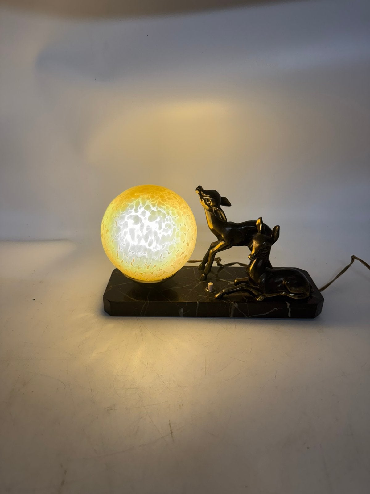 Art Deco Beeldenlamp Franse Veilleuse met Hertjes op Marmer, Ophalen of Verzenden