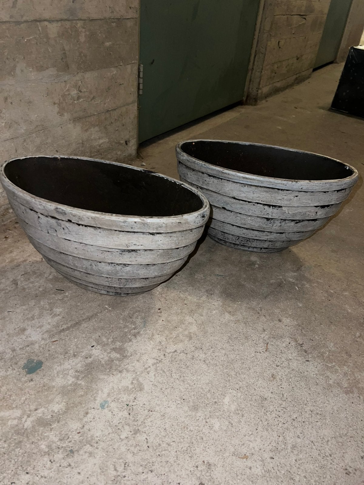 2 grijze bloempotten, Rond, Zo goed als nieuw, Minder dan 40 cm, Aardewerk