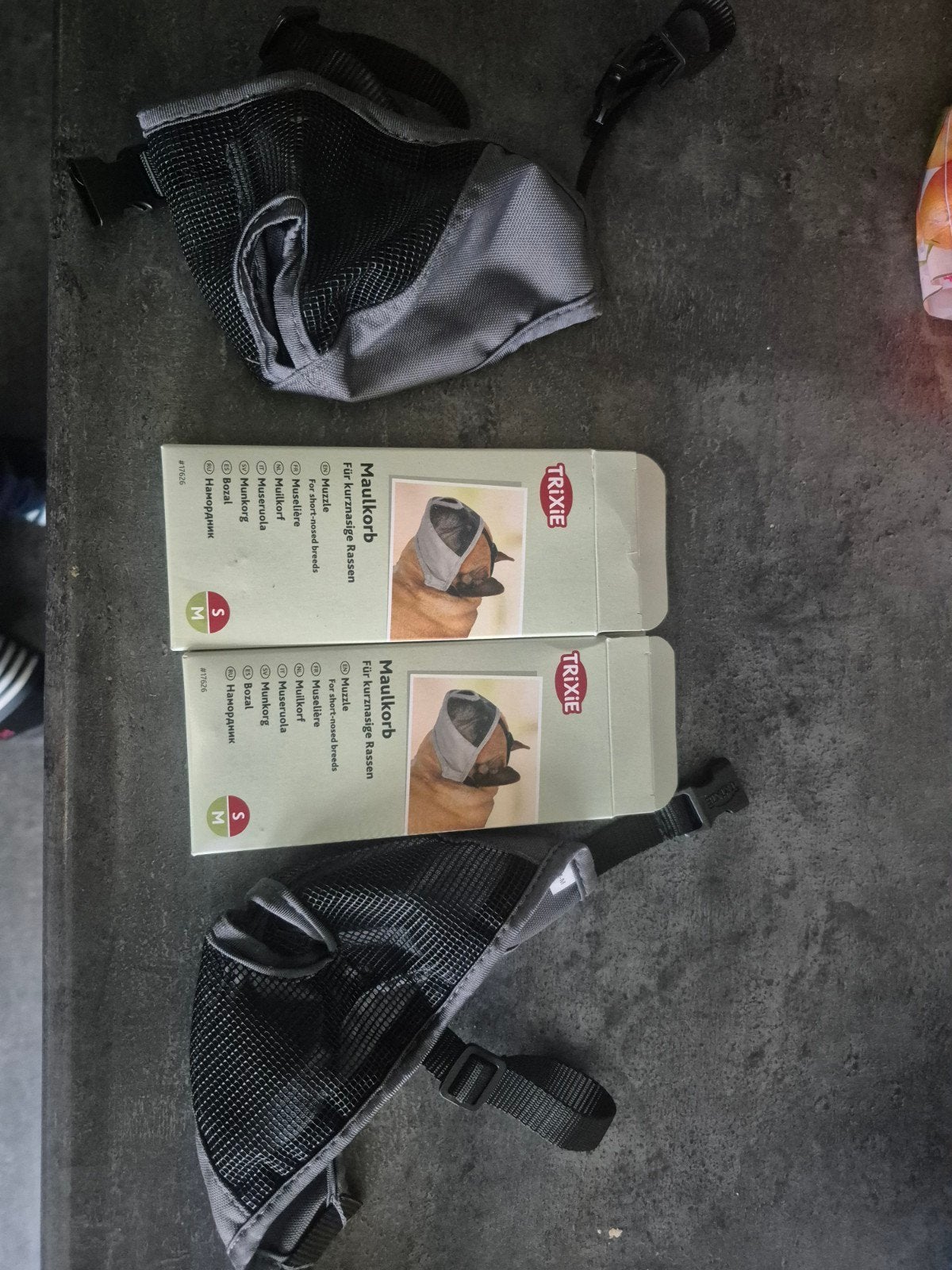 2x Kleine hond Muilkorf platte snuit .., Dieren en Toebehoren, Ophalen of Verzenden