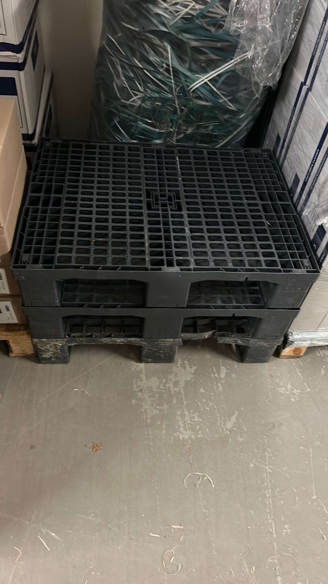 4 plastic pallets 60x80cm, Ophalen, Zo goed als nieuw