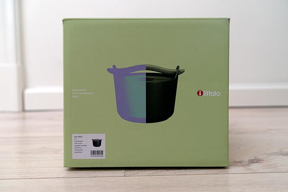 Nieuw in doos: Iittala Sarpaneva pan, Huis en Inrichting, Keuken | Potten en Pannen, Gietijzer, Nieuw, Ophalen of Verzenden, Keramische plaat