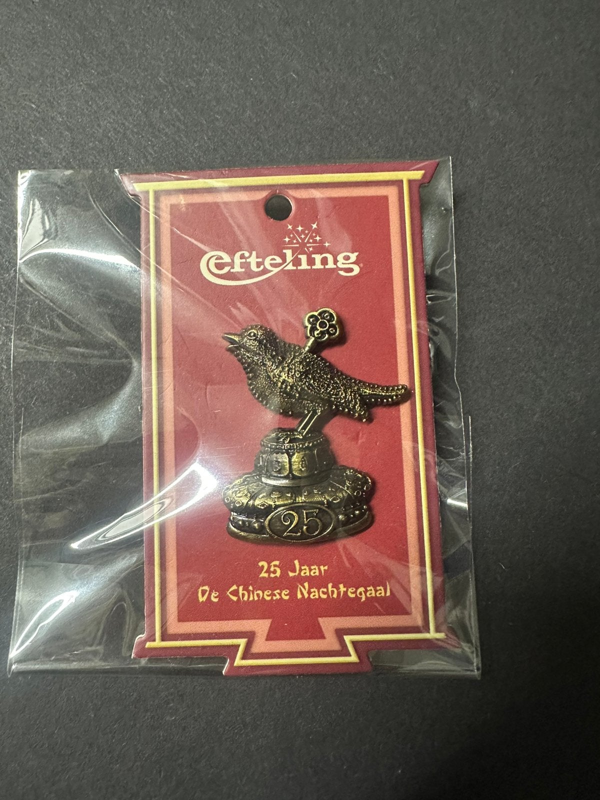 Efteling pin 25 jaar de chinese nachtegaal, Ophalen of Verzenden, Gebruikt, Button of Speldje