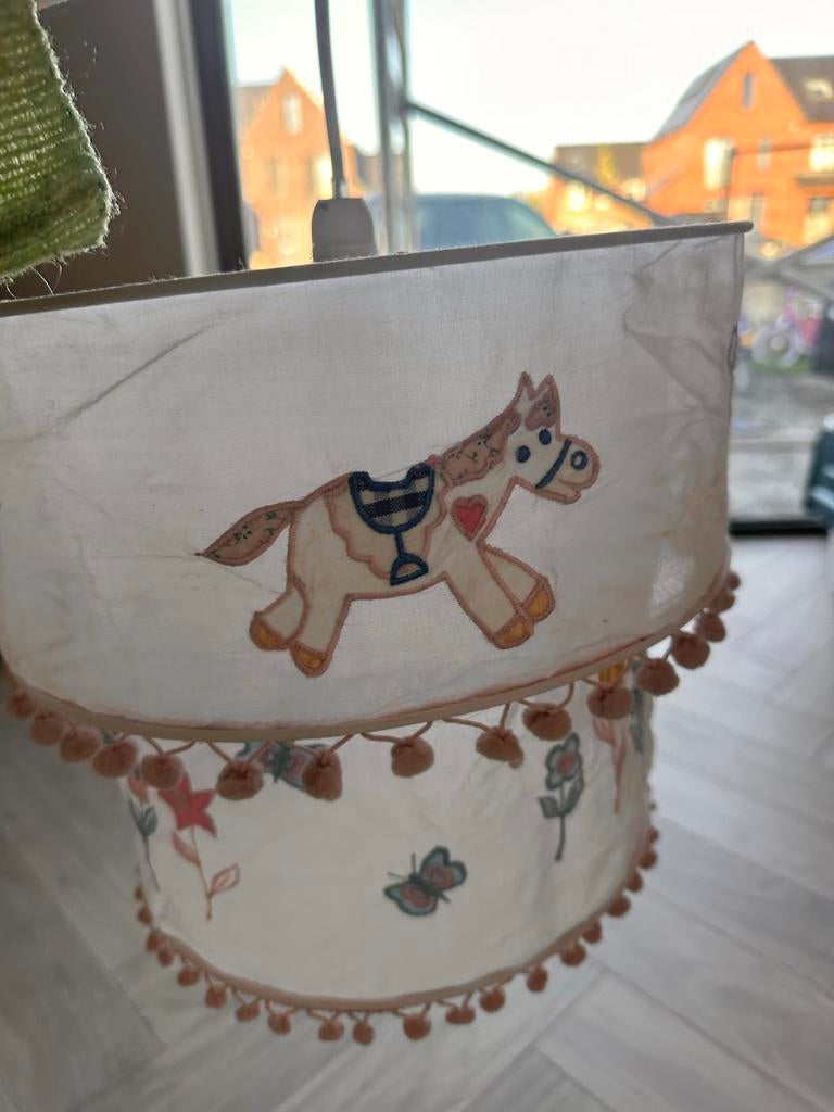 Leuke lamp voor meisjeskamer met paardjes en vlinders, Ophalen of Verzenden, Gebruikt, Stof, Minder dan 50 cm