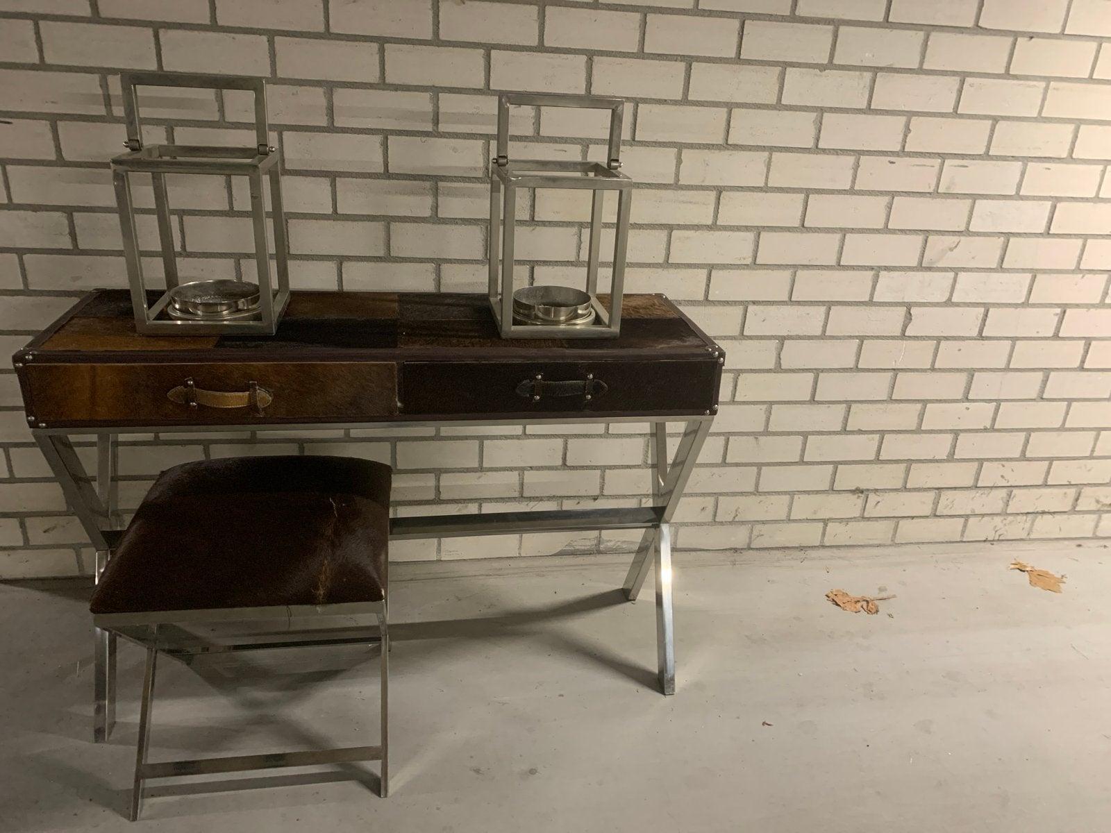 Site table bekleed met koe huid en stalen onderstel met kru, Overige typen, Met lades, Metaal, Ophalen of Verzenden