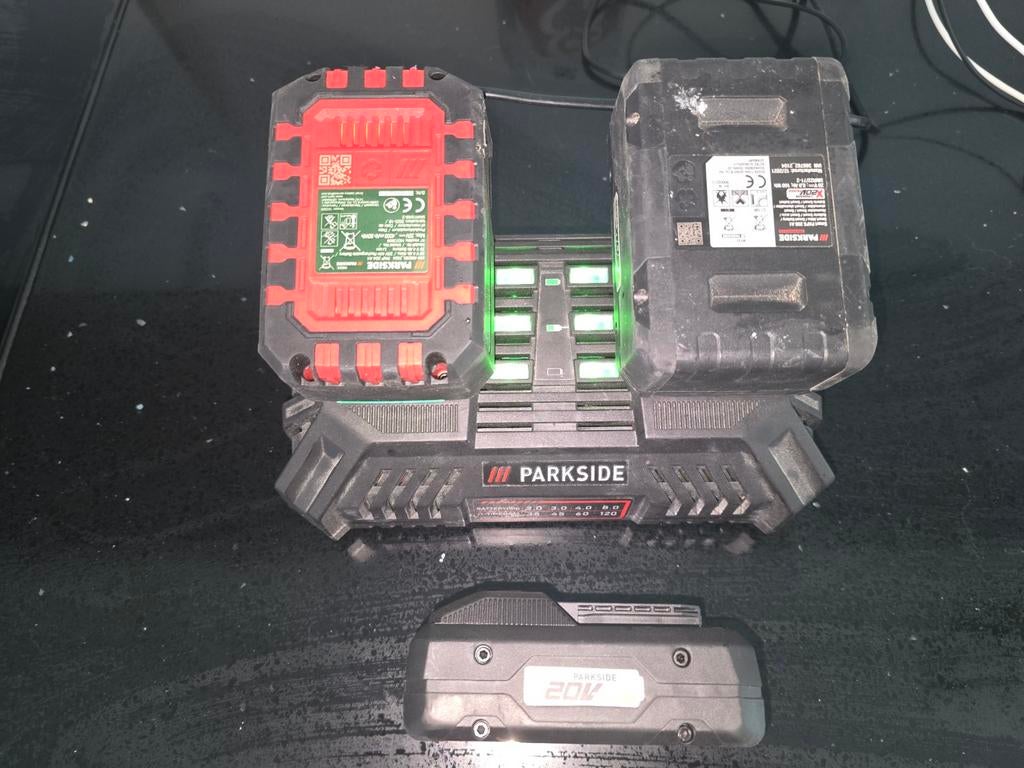 Parksite dubbele acculader met 3 accu's (2x 4Ah, 1x 8Ah), Gebruikt, Parksite, Overige typen, Ophalen of Verzenden