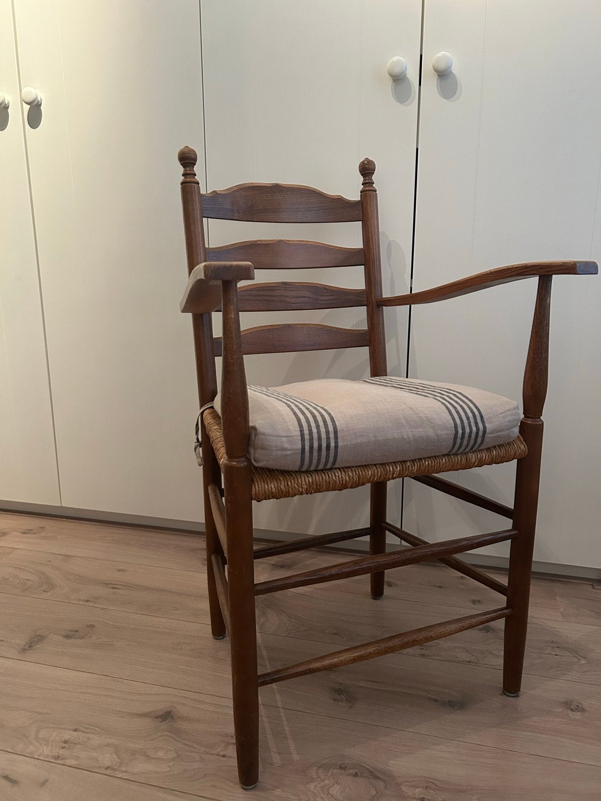 Houten stoel met rieten zitting en armleuningen, Ophalen