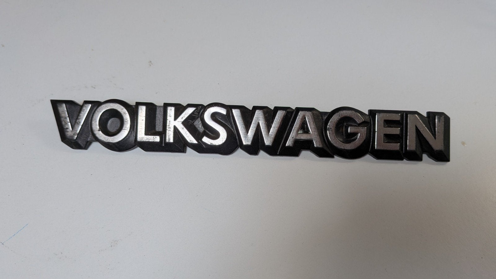 Origineel Volkswagen embleem T2 Bus West Germany, Ophalen of Verzenden, Gebruikt, Oldtimer onderdelen