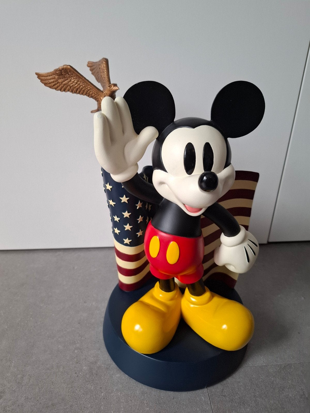 Disney Mickey Mouse Beeld met Amerikaanse Vlag en Adelaar, Verzamelen, Ophalen of Verzenden, Mickey Mouse, Zo goed als nieuw, Beeldje of Figuurtje