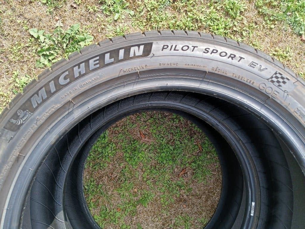Foto 3 van Michelin Pilot Sport EV zomerbanden - 255/45 R20 x 4