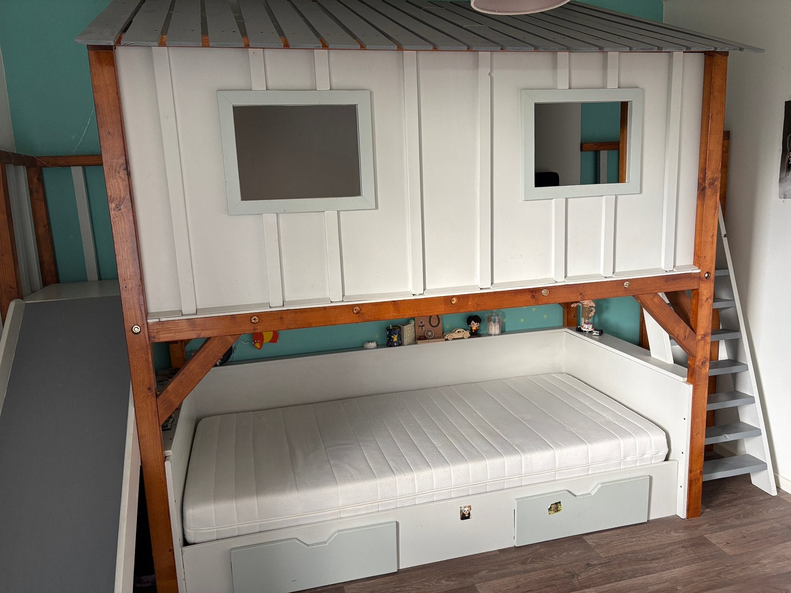 Speel/ slaap bed, Ophalen, 70 tot 85 cm, Zo goed als nieuw, Matras
