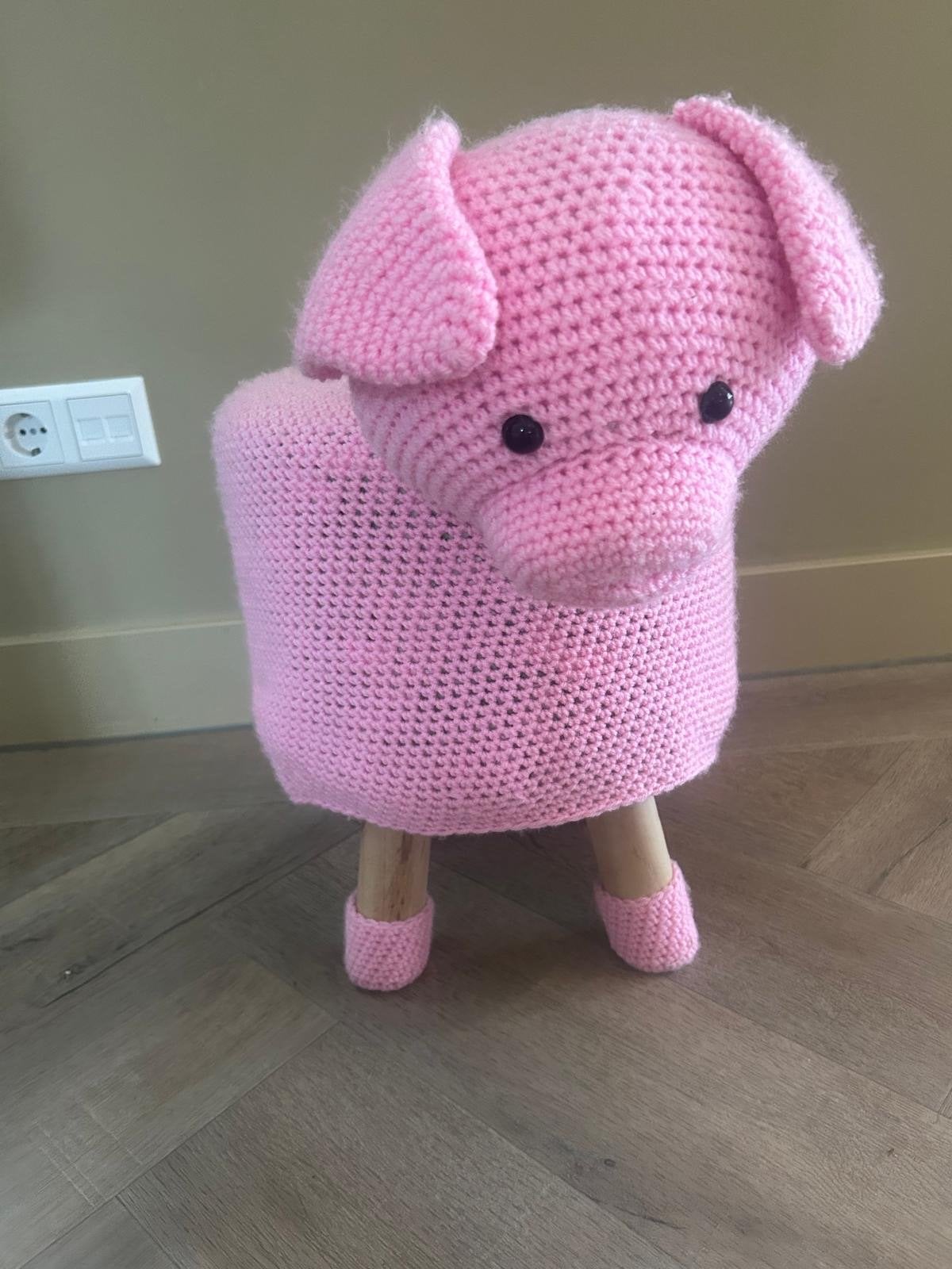 Roze gehaakte poef/krukje in de vorm van een varken, Huis en Inrichting, Ophalen, Overige kleuren, Zo goed als nieuw, Eén