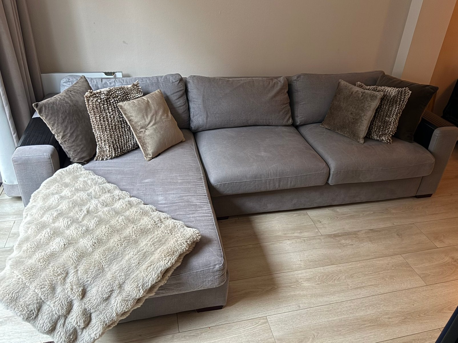 Bocx Interiors luxe grijze hoekbank met loungegedeelte, Huis en Inrichting, Ophalen, Zo goed als nieuw, Stof, Modern/contemporary, met Scandinavische uitstraling.