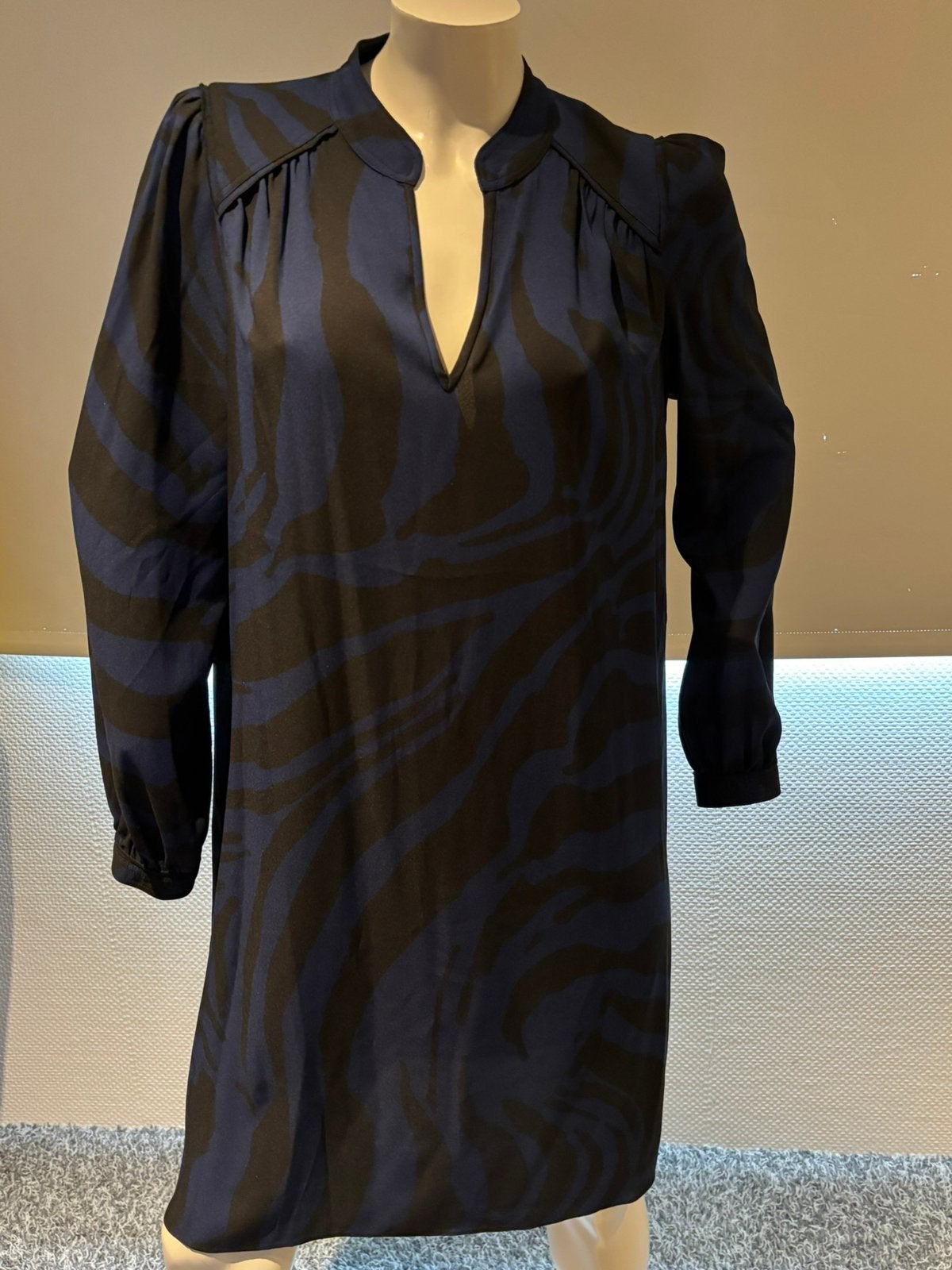 Diane von furstenberg jurkje met blauwe zwarte kleuren. M., Kleding | Dames, Jurken, Maat 38/40 (M), Zwart, Ophalen of Verzenden