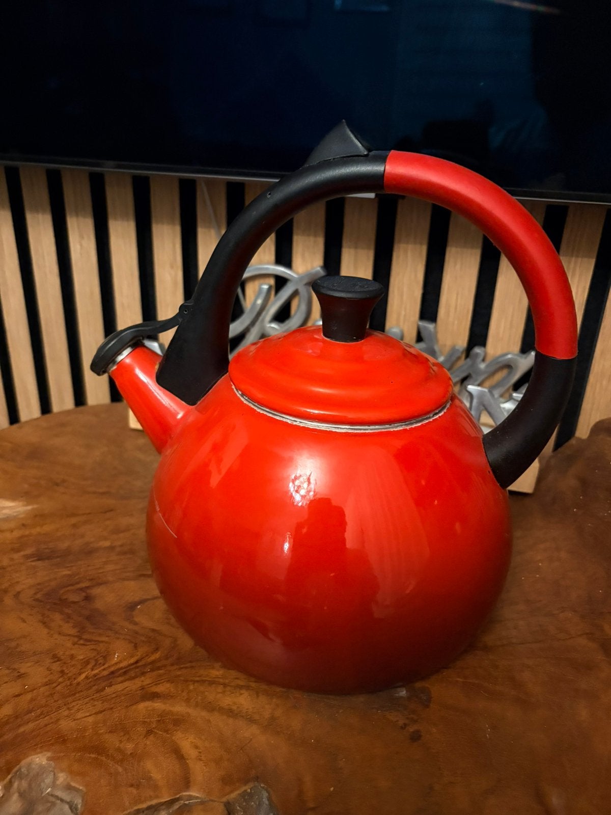Le Creuset fluitketel kleur Kersenrood/Vulcanique, Witgoed en Apparatuur, Waterkokers, 2 liter of meer, Ophalen of Verzenden, Zo goed als nieuw