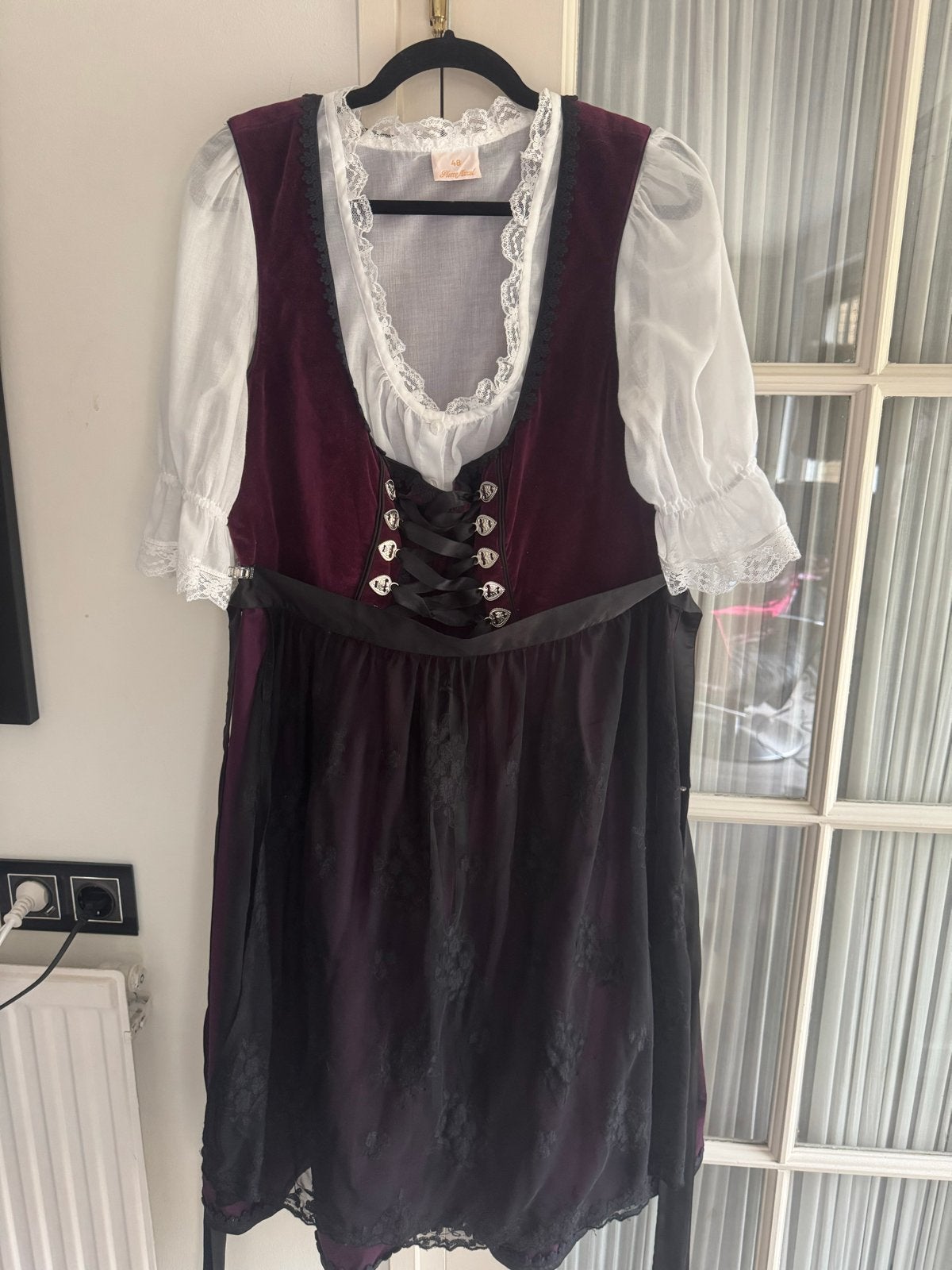 Oktoberfeest Elegante Dirndl Rood Zwart -XXXL, Maat 46/48 (XL) of groter, Ophalen of Verzenden, Kleding, Overige thema's