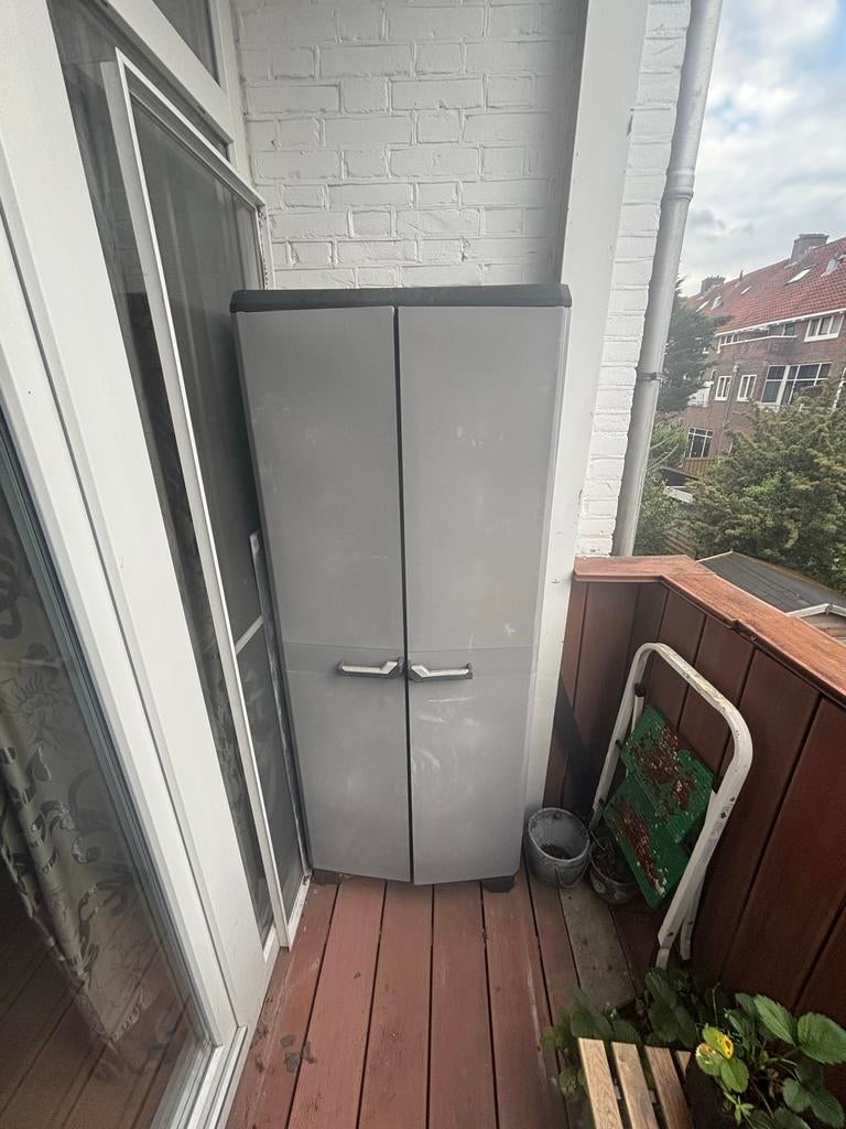 Grijze kunststof opbergkast voor buiten, Tuin en Terras, Bergingen en Tuinkasten, Ophalen, Zo goed als nieuw
