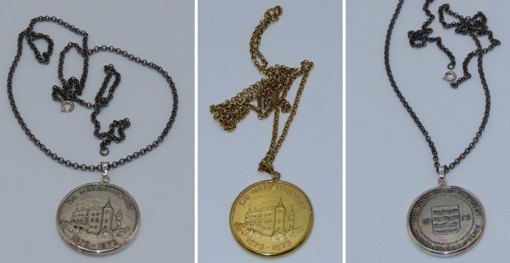 3 MUNTEN AAN KETTING, ZILVER EN VERGULD, Verzenden, Zilver