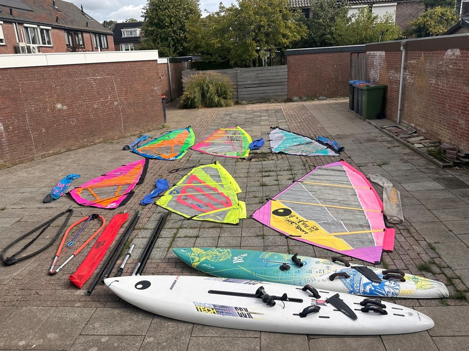 Complete Windsurfset: 2 Planken, 6 Zeilen, Gieken & Masten, Watersport en Boten, Windsurfen, Ophalen of Verzenden, Gebruikt, 250 tot 300 cm