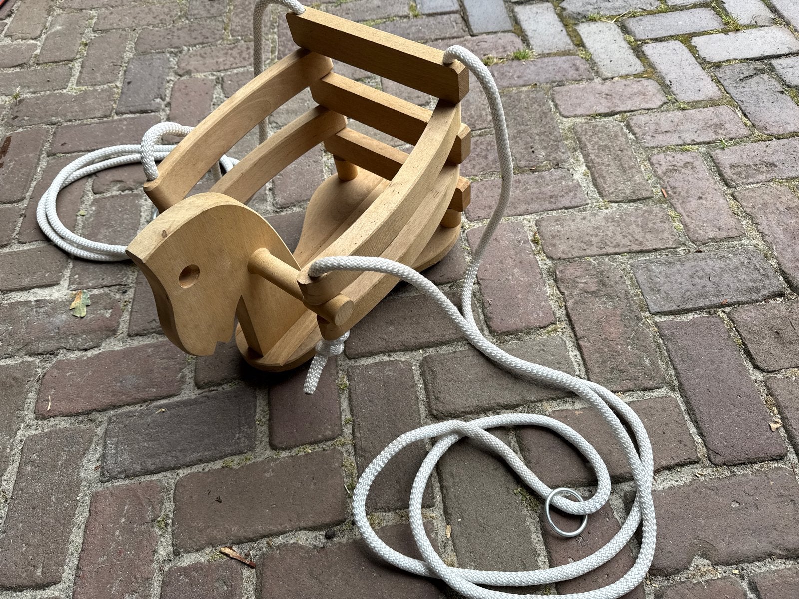 Houten schommel in de vorm van een paard - Zo goed als nieuw, Kinderen en Baby's, Speelgoed | Buiten | Speeltoestellen, Ophalen of Verzenden