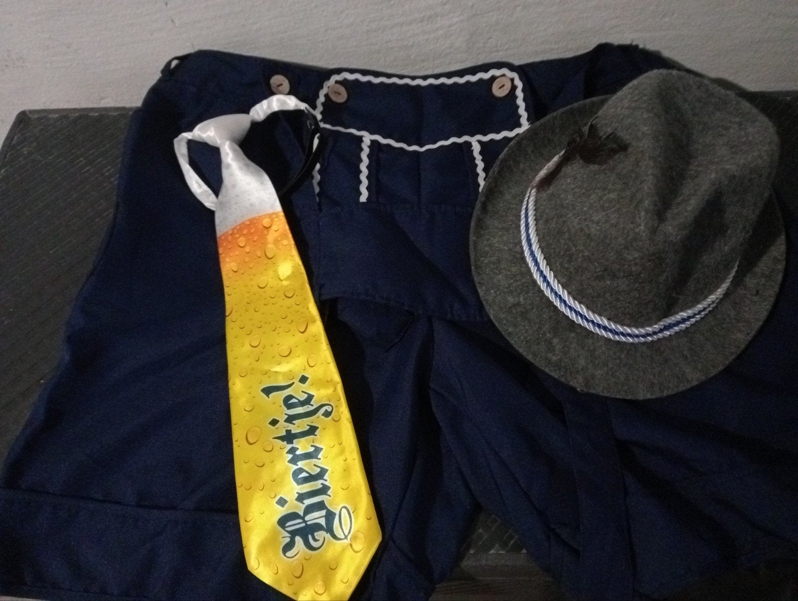 Lederhose kostuum set met stropdas en hoed., Ophalen, Carnaval, Maat 56/58 (XL), Zo goed als nieuw