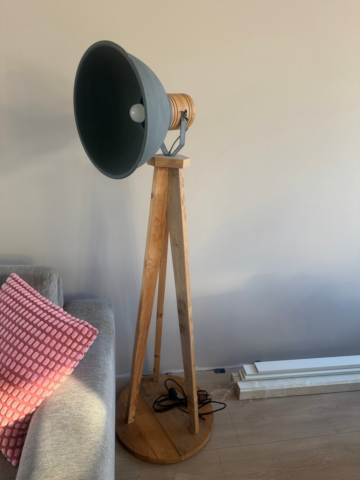 Stoere staande lamp met houten driepoot en metalen kap, Ophalen, Gebruikt, E27 (groot), 150 tot 200 cm