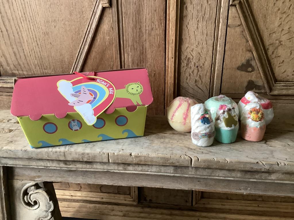 AANBIEDING cadeaudoos met bad artikelen bruisballen enz, Ophalen of Verzenden, Nieuw, Bad & Douche