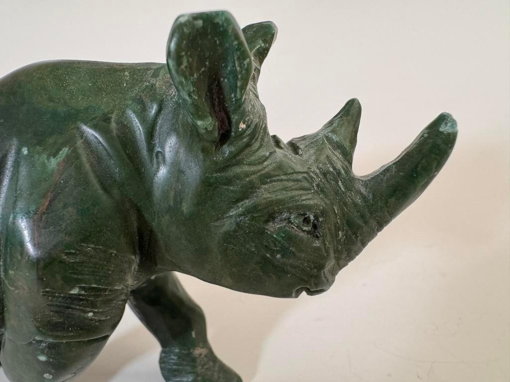 Handgesneden Neushoorn van Serpentijn uit Zuid-Afrika, Antiek en Kunst, Minder dan 20 cm, Ophalen of Verzenden, Steen of Keramiek