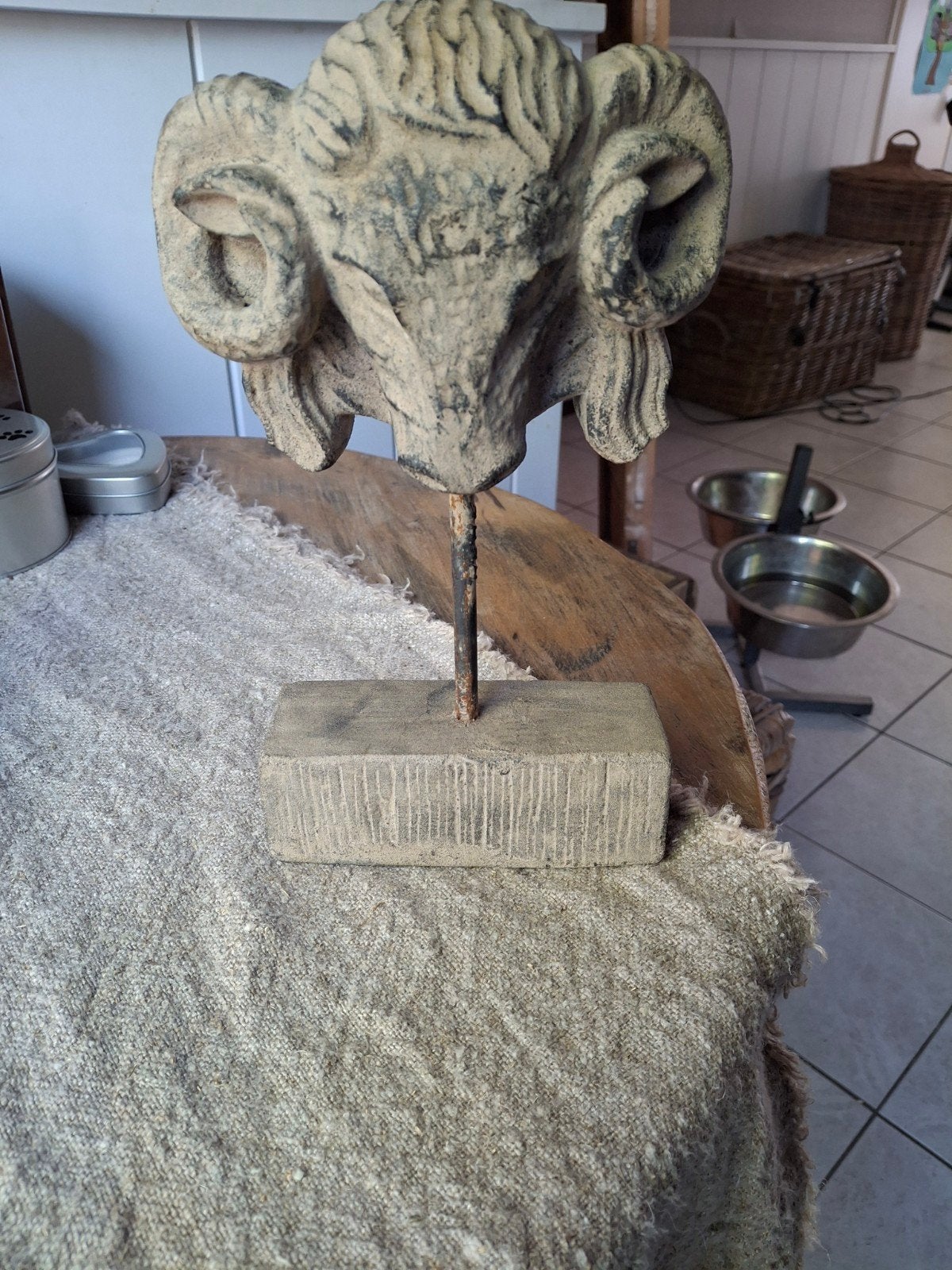 Decoratieve Ramsschedel op Voet - Uniek Woonaccessoire, Ophalen
