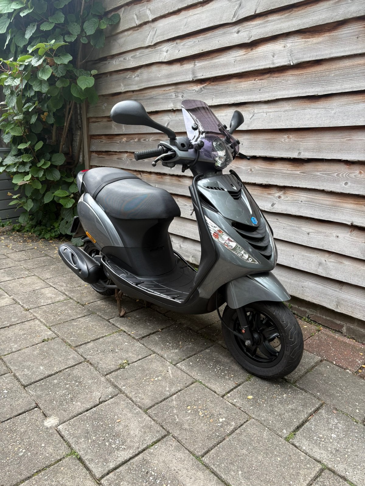 Piaggio Zip Brom 2017 carburateur model, Fietsen en Brommers, Scooters | Piaggio, Ophalen, Maximaal 45 km/u, Zip, Zo goed als nieuw