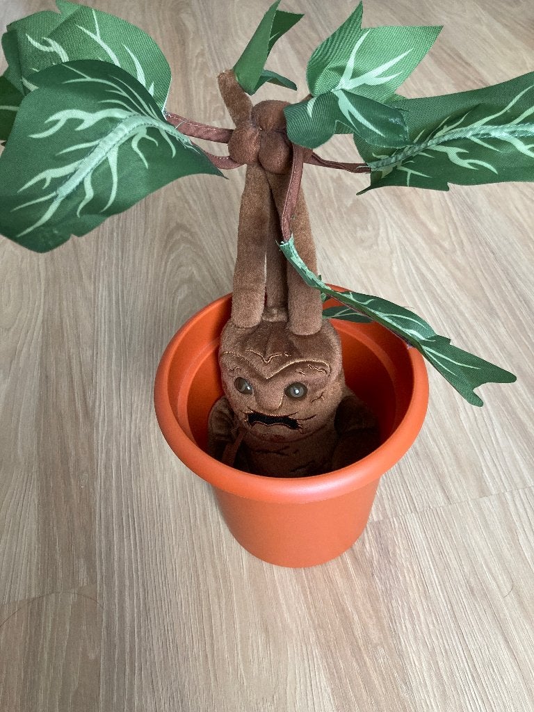Harry Potter Mandragora knuffel plant met geluid, Verzamelen, Harry Potter, Ophalen of Verzenden, Zo goed als nieuw, Actiefiguurtje