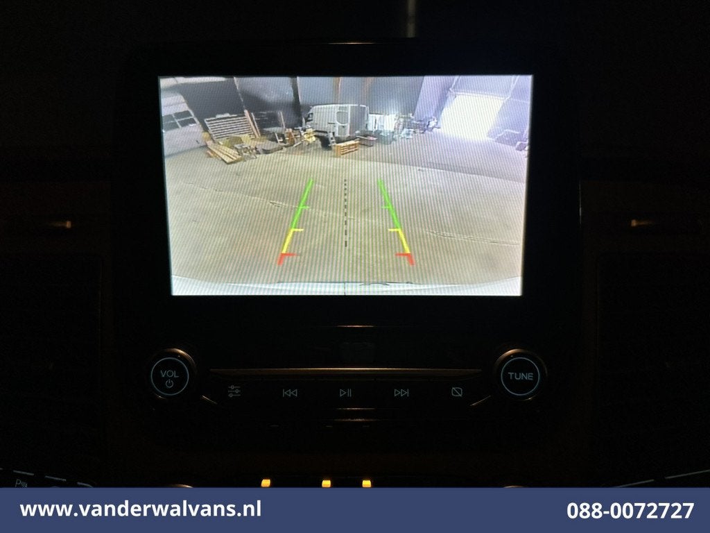Ford Transit 2.0 TDCI 131pk L3H2 Euro6 Airco | Camera | Navi, Auto's, Voorwielaandrijving, 4 cilinders, 2500 kg, Wit