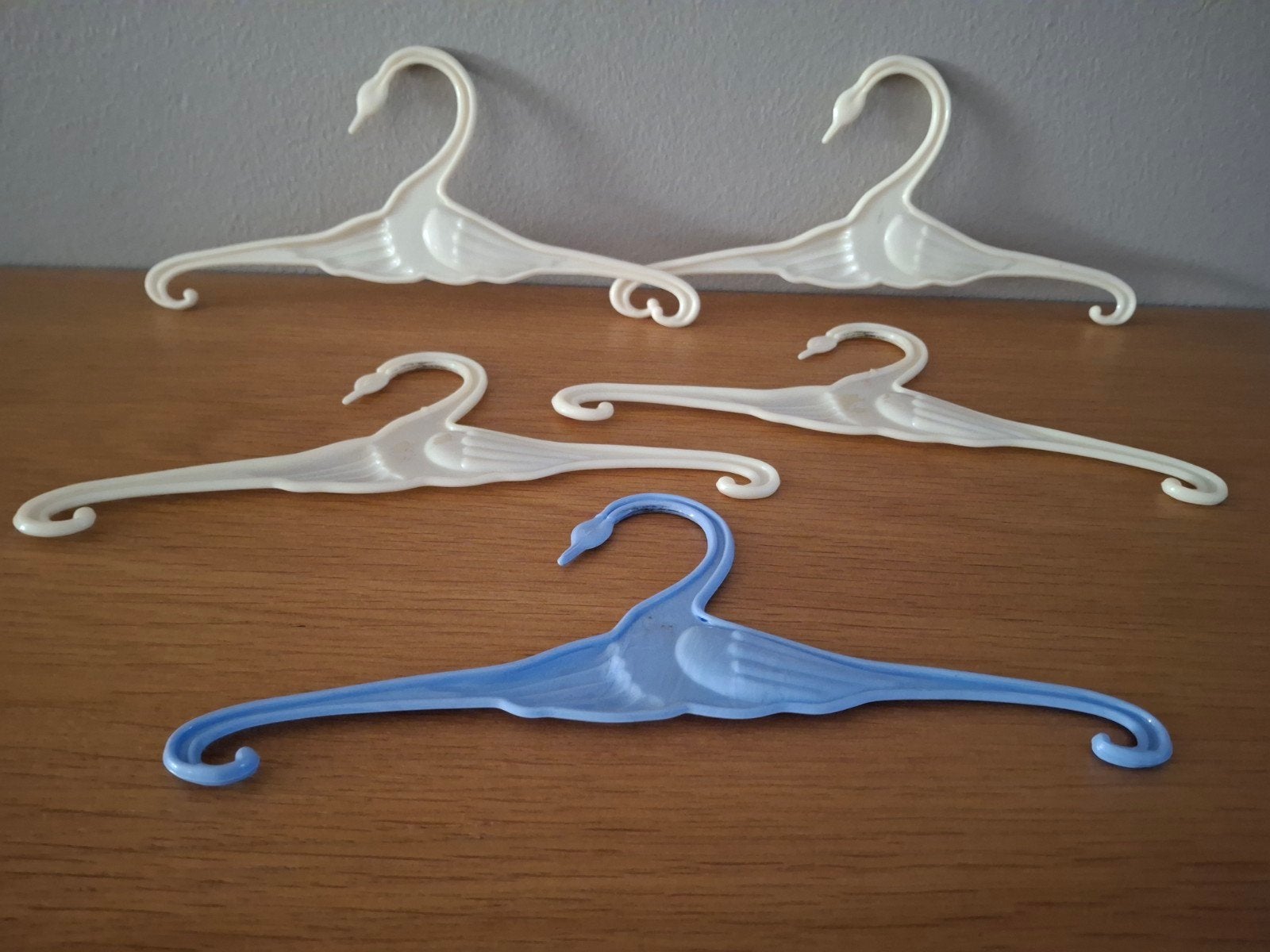 Set van 5 zwanen kledinghangers - vintage kinderhangers, Ophalen of Verzenden, Zo goed als nieuw, Kunststof, Kinderen